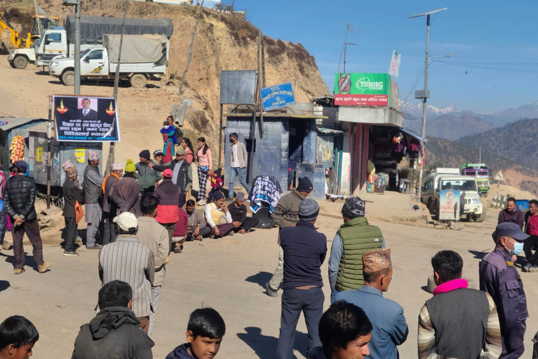 शिक्षक मृत्यु प्रकरण : बैतडीका ठाउँ–ठाउँमा प्रदर्शन, दशरथचन्द राजमार्ग अवरुद्ध 